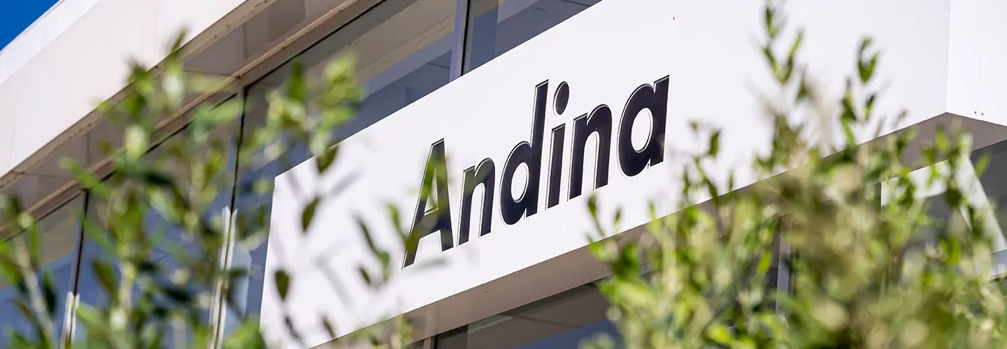 Exterior de las instalaciones de servicio post venta Andina con autos en el estacionamiento.