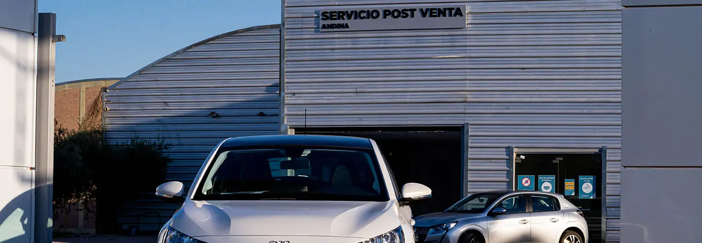Logo de Andina Automotores S.A. impreso en la fachada del edificio de la concesionaria.